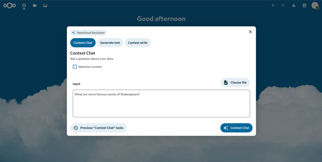 Capture d'écran montrant comment saisir une invite dans l'assistant IA de Nextcloud
