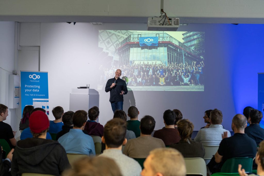 Photo showing Frank with slide of the Nextcloud community